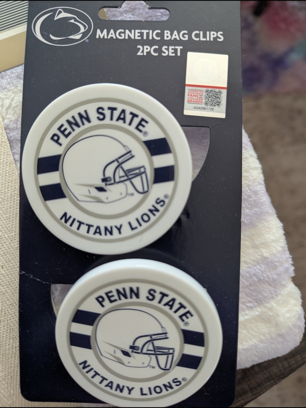 Penn State Nittany Lions Throw with Coasters & Bag Clips - Picture 4 of 5